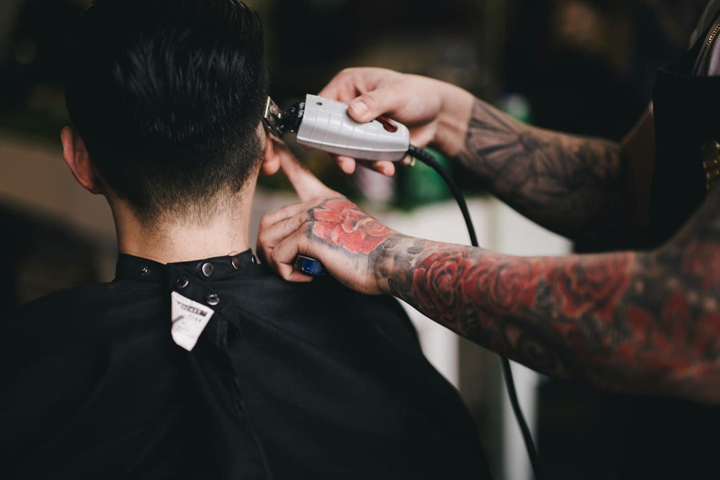 Barber strojčekom upravuje zátylok.