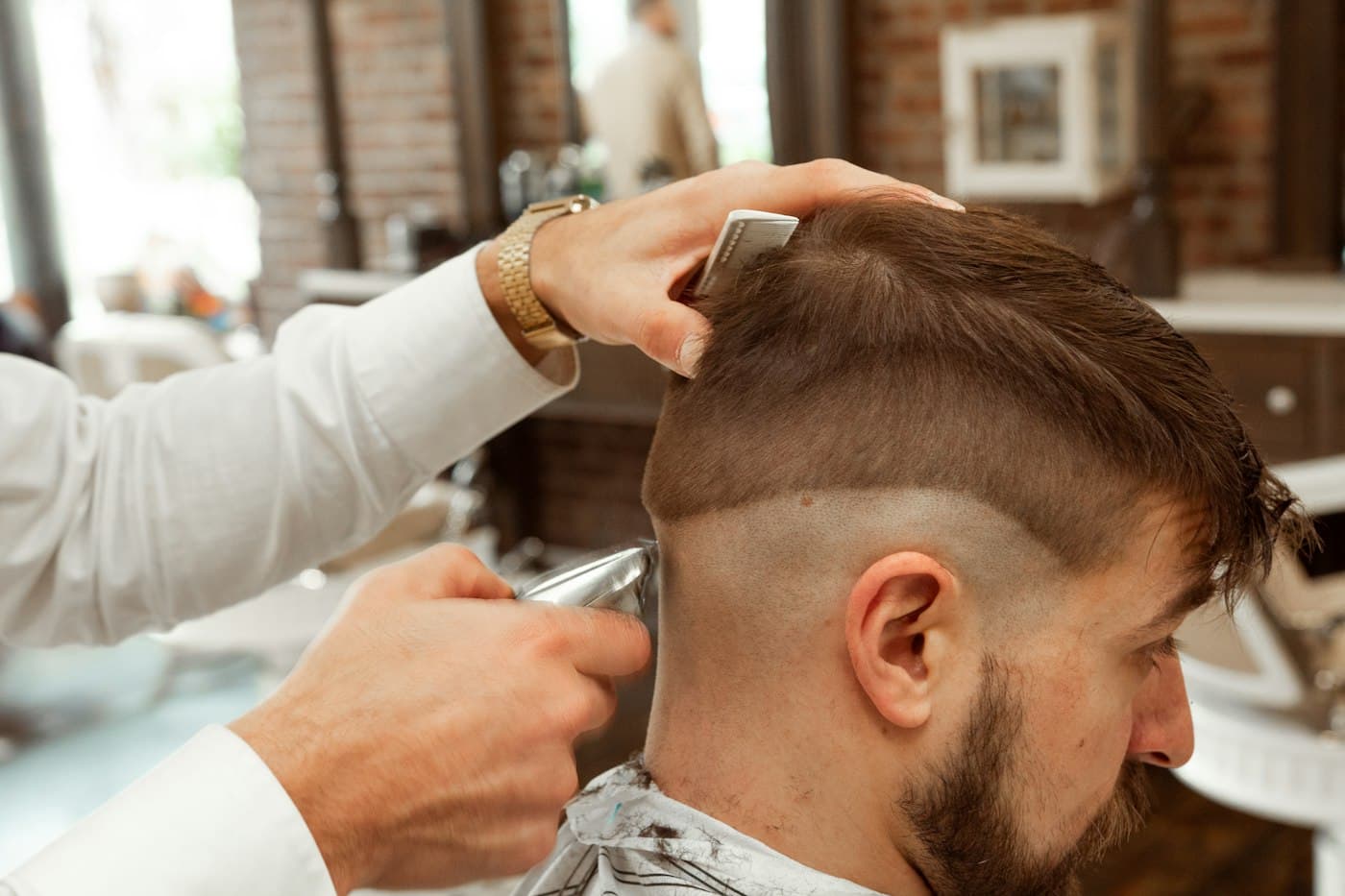 Barber strojčekom tvorí prechod a ostrú líniu pri fade strihu.